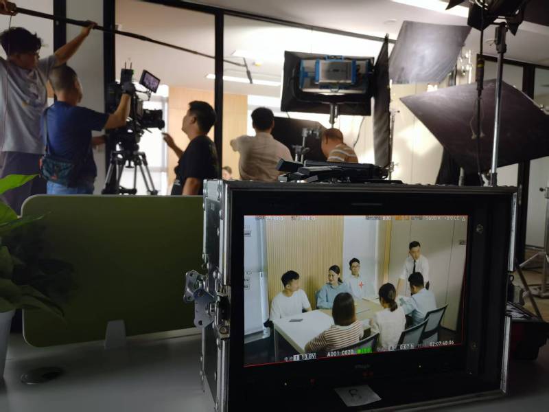 乌苏市TVC拍摄公司：科技产品视觉化大师，诠释未来感与功能美学